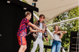 Jubileumeditie Vakantiepark feestelijk geopend door burgemeester Van Zanen en Steven Kazàn