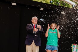 Jubileumeditie Vakantiepark feestelijk geopend door burgemeester Van Zanen en Steven Kazàn