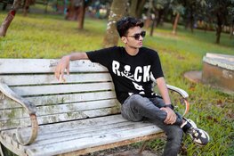 Koningsplein: babbelbankje brengt bewoners samen