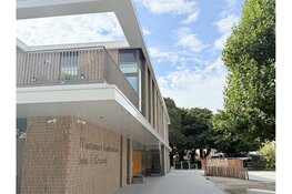 Sjaak Bral opent Montessori Kindcentrum John F. Kennedy in Den Haag