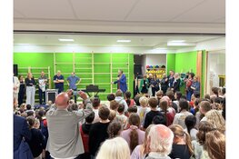 Oud-leerling Sjaak Bral opent Montessori Kindcentrum John F. Kennedy op geheel eigen wijze
