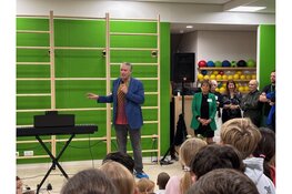 Oud-leerling Sjaak Bral opent Montessori Kindcentrum John F. Kennedy op geheel eigen wijze