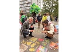 Tweede Kamerlid Marleen Haage bezoekt Krijt voor Kracht-actie bij Dak kindercentra
