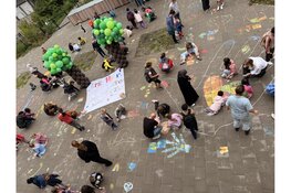 Tweede Kamerlid Marleen Haage bezoekt Krijt voor Kracht-actie bij Dak kindercentra