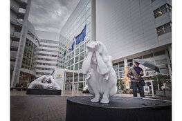 Naakte sculpturen in politiek hart Den Haag roepen op tot menselijkheid