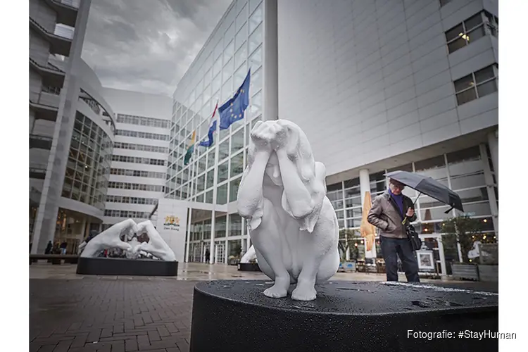 Naakte sculpturen in politiek hart  Den Haag roepen op tot menselijkheid