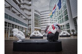 Naakte sculpturen in politiek hart  Den Haag roepen op tot menselijkheid