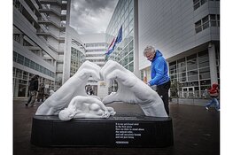Naakte sculpturen in politiek hart  Den Haag roepen op tot menselijkheid