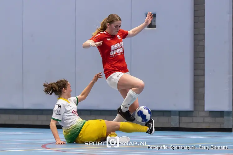 Flitsend Futsal Haaglanden slaat in de tweede helft toe. Counterend Zeemacht 'mazzelt' dankzij haar uitblinkende sluitpost!