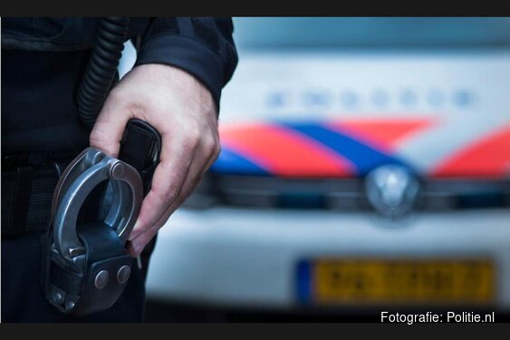 Politie treft 69 flessen lachgas aan in auto