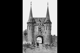 Uitnemen laatmiddeleeuwse funderingsresten Spuipoort Binnenhof gestart