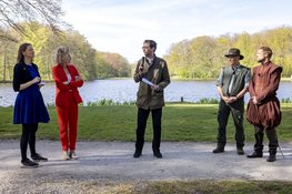 Prins Willem van Oranje onthult bijzonder bank in het Haagse Bos