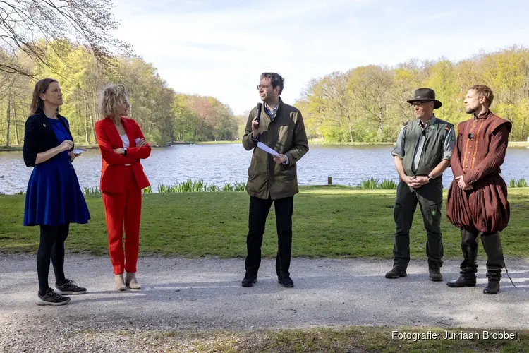 Prins Willem van Oranje onthult bijzonder bank in het Haagse Bos