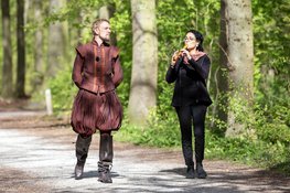 Prins Willem van Oranje onthult bijzonder bank in het Haagse Bos