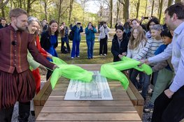 Prins Willem van Oranje onthult bijzonder bank in het Haagse Bos