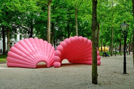 ‘Pop-up’ opblaaskunstwerk trekt door Den Haag tijdens BlowUp Jubilee