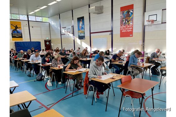 Politici, bestuurders en artiesten doen publiekelijk klimaatexamen in Den Haag