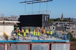 Eerste module Waldorp Four geplaatst: de bouw van de toren van Nederlands grootste modulaire woongebouw is gestart!