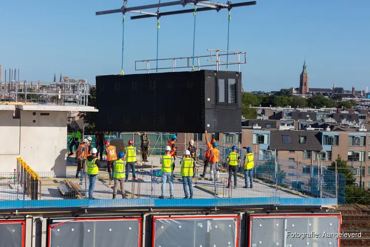 Eerste module Waldorp Four geplaatst: de bouw van de toren van Nederlands grootste modulaire woongebouw is gestart!