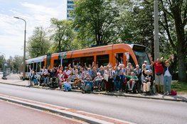 Bewoners Duinhage beleven bijzondere tramrit door Den Haag