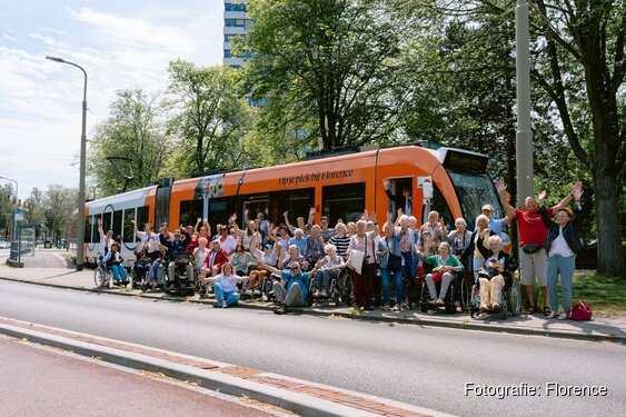 Bewoners Duinhage beleven bijzondere tramrit door Den Haag