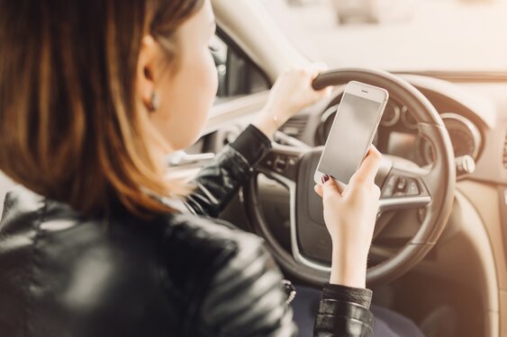 Politie controleert vanuit touringcar: 55 bekeuringen voor mobiel apparaat achter het stuur