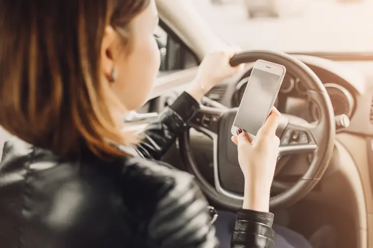 Politie controleert vanuit touringcar: 55 bekeuringen voor mobiel apparaat achter het stuur