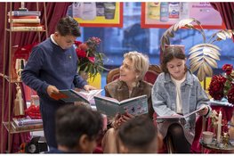 Laurentien van Oranje leest kinderen voor in Kruidvat winkel voor gelijke kansen