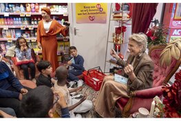 Laurentien van Oranje leest kinderen voor in Kruidvat winkel voor gelijke kansen
