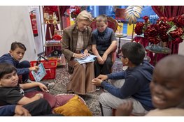Laurentien van Oranje leest kinderen voor in Kruidvat winkel voor gelijke kansen