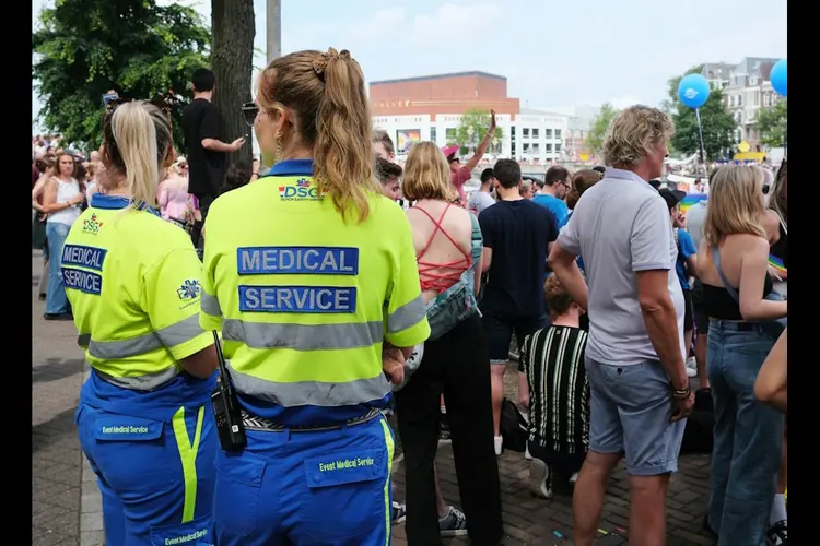 Als straten vol staan: hoe bereikt een ambulance toch een patiënt?